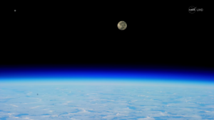 Auroras Boreales tocando la Tierra, con la Luna de fondo