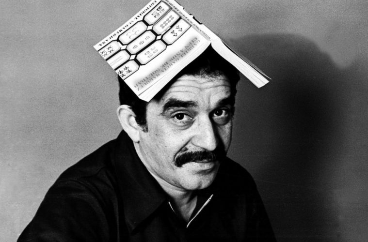 Gabriel García Márquez posando con un libro suyo