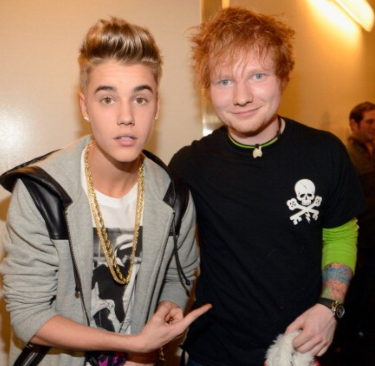 Ed Sheeran junto a Justin Bieber en una noche de fiesta