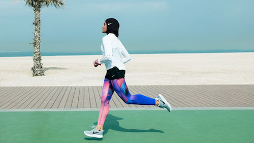 Deportista usando el hiyab de Nike