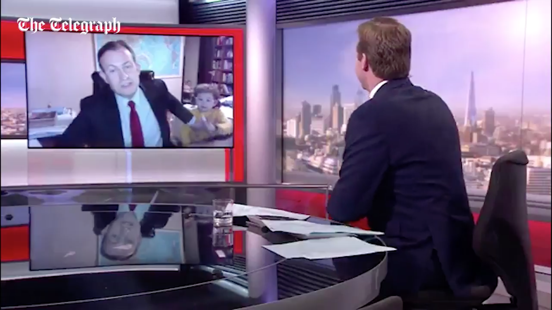 Niños interrumpen una entrevista para la BBC