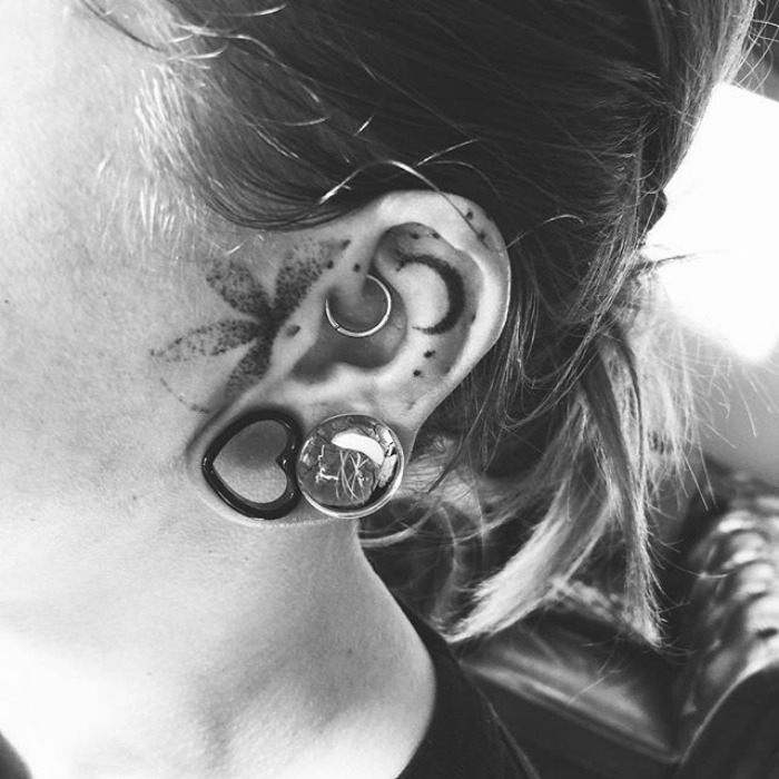Estos son los helix tattos o tatuajes en la oreja.