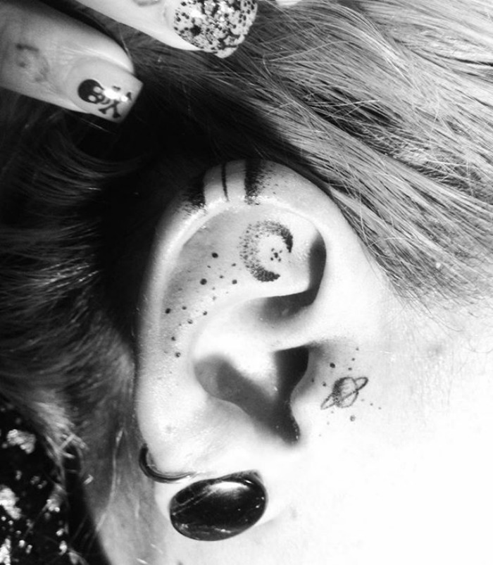 Estos son los helix tattos o tatuajes en la oreja.