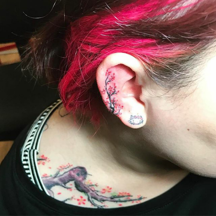 Estos son los helix tattos o tatuajes en la oreja.