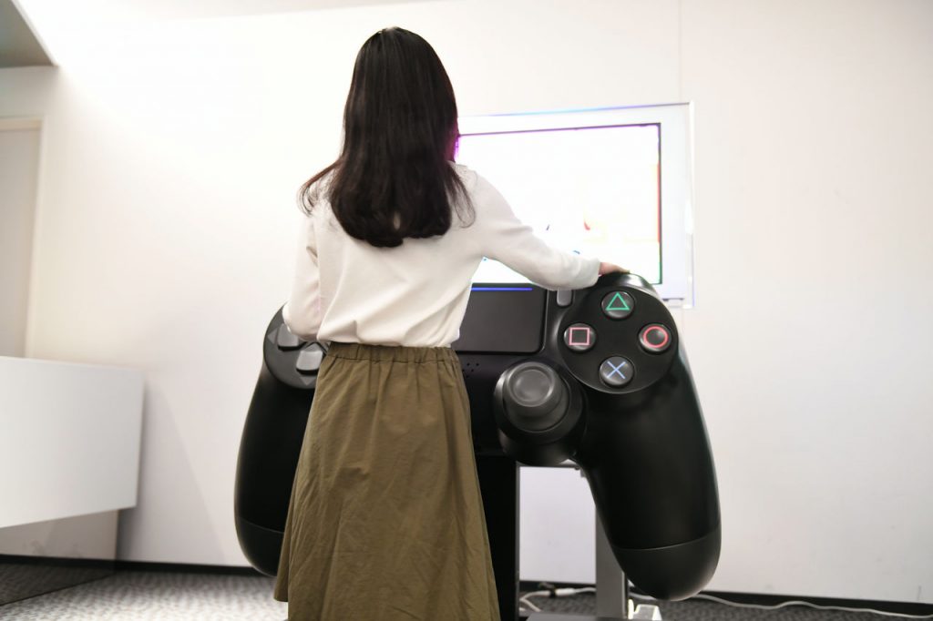 Un control de PS4 gigante
