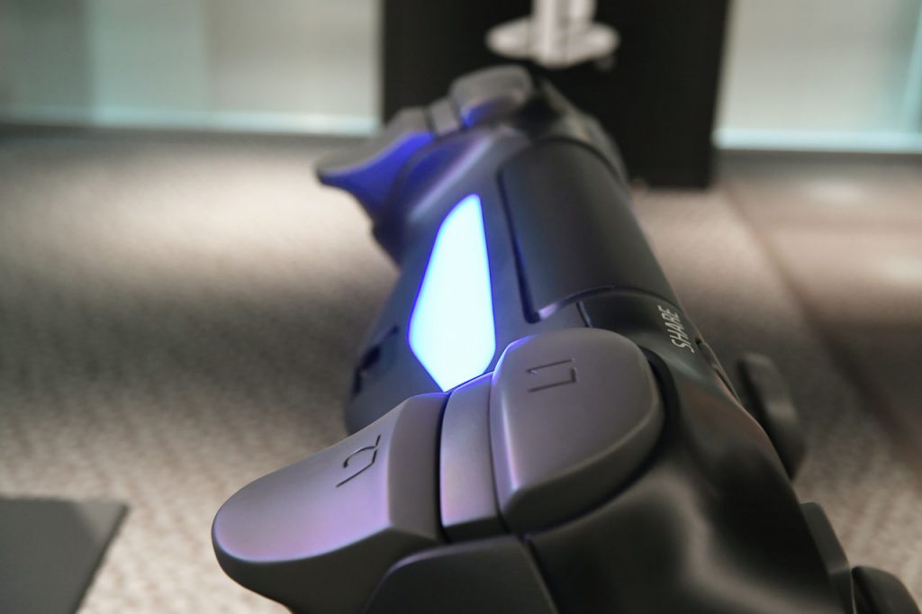 Un control de PS4 gigante se exhibe en Tokyo