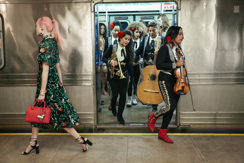 campaña kate spade con mariachis