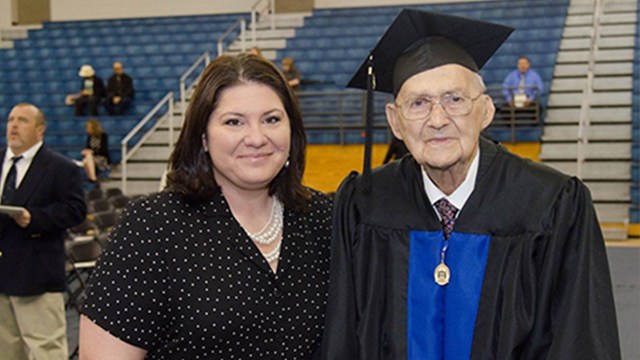 A sus 88 años, este abuelito se graduó de la Universidad