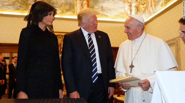 El papa le regala a trump su gran carta encíclica sobre clima y medio ambiente