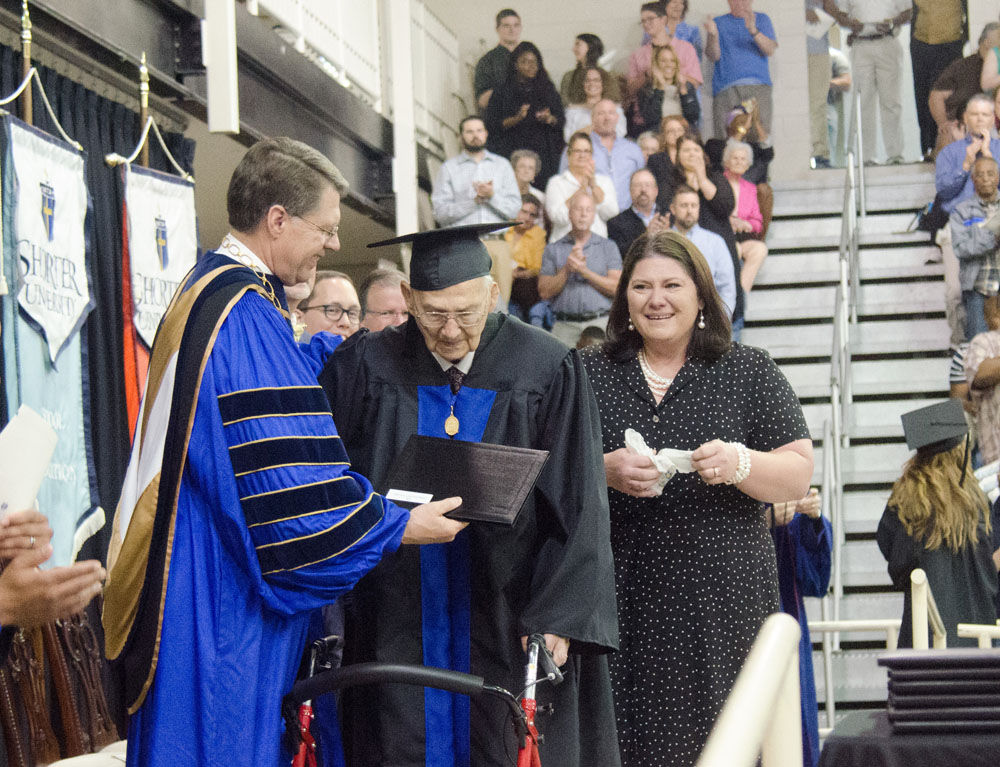 A sus 88 años, este abuelito se graduó de la Universidad
