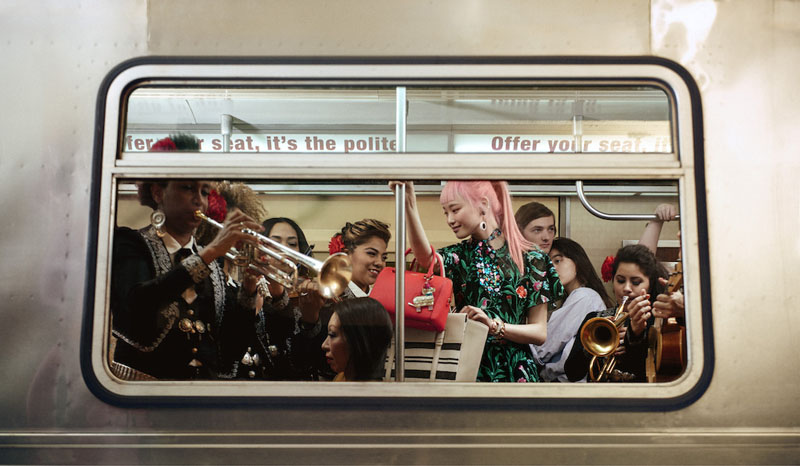 Mariachis alegran el trayecto del metro en Nueva York