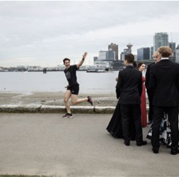 No todos los días aparece Trudeau en tu foto de graduación