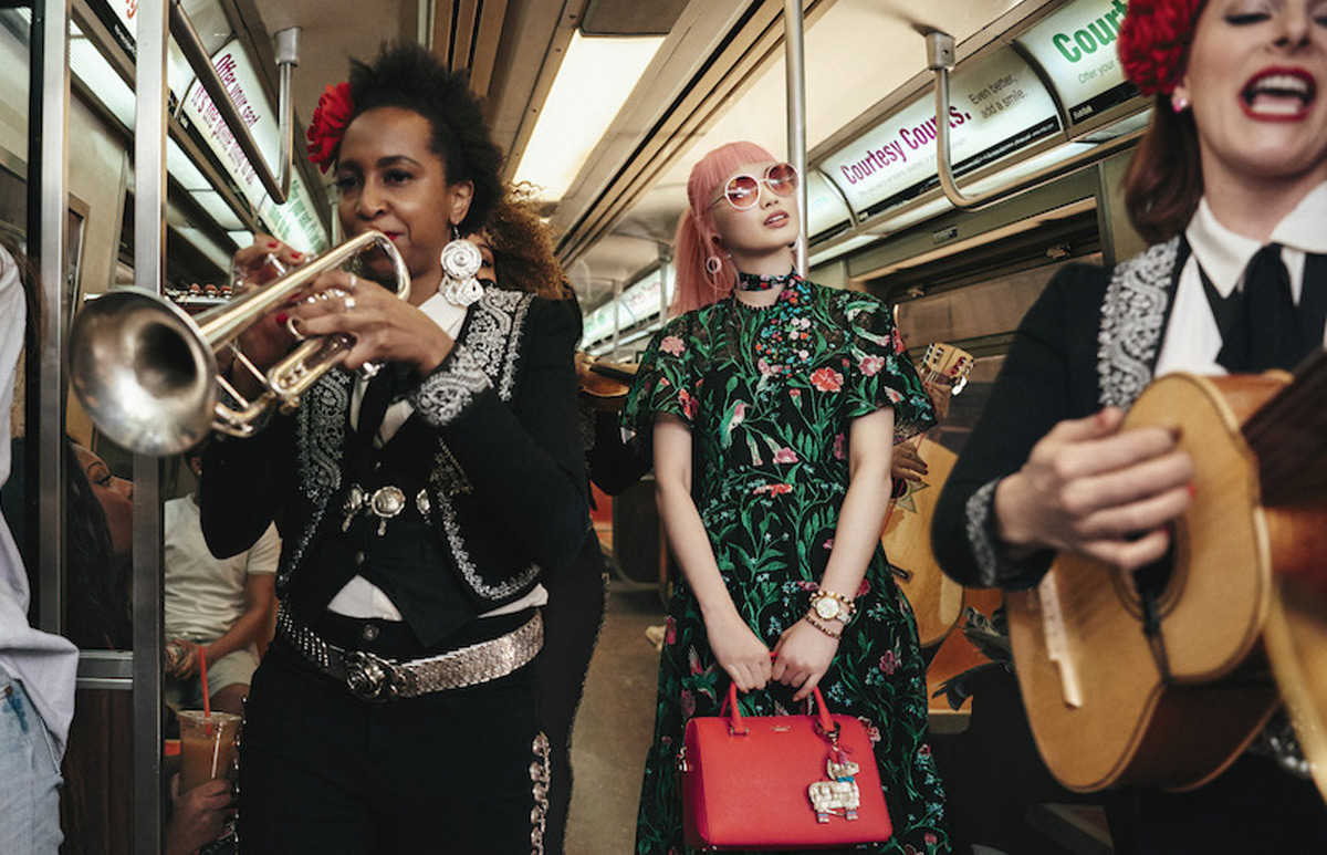 Mariachis en el tren de nueva york kate spade