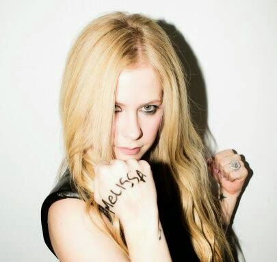 Avril Lavigne se escribió en la mano el nombre de su doble 