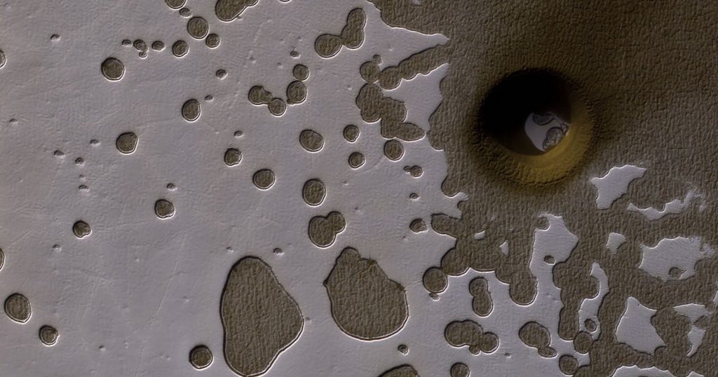 La sonda Mars Reconnaissance Orbiter encontró un agujero pecluiarmente grande en Marte