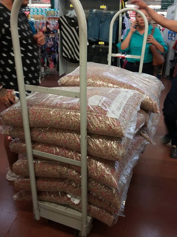 Soriana vendió 18 costales de croquetas por $333
