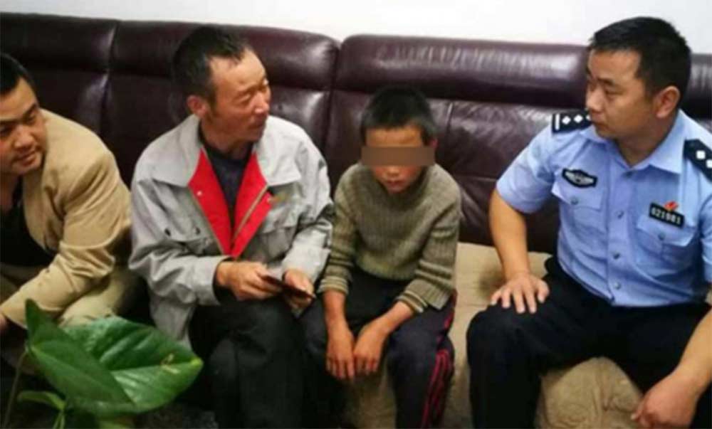 Niño come serpientes reencuentro padres