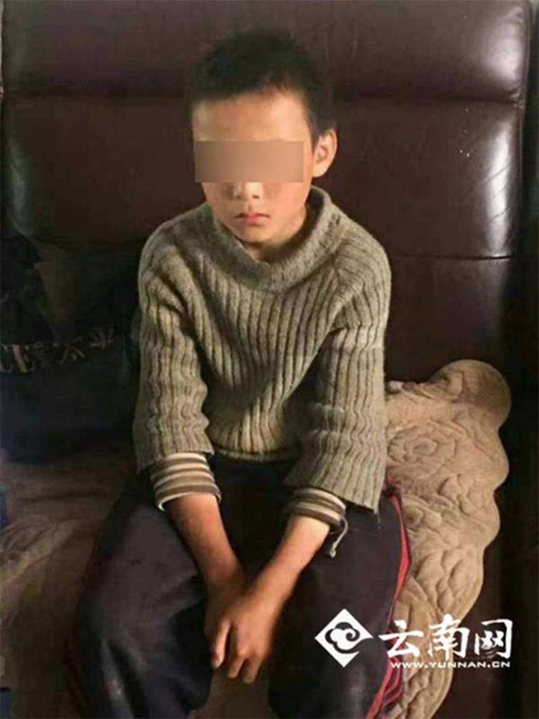 Niño sobrevive comiendo serpientes