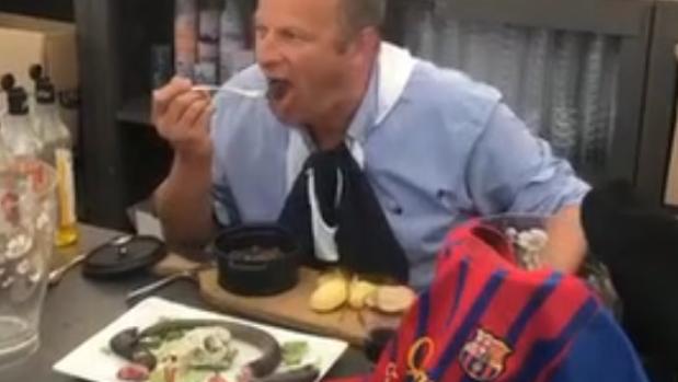 alcalde frances comiendo rata por apuesta