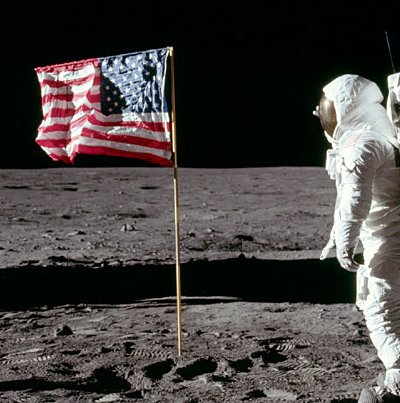 Misión Apollo 11 en la Luna con bandera de Estados Unidos