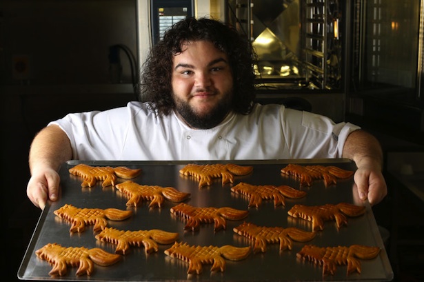 Ben Hawkey (Hot Pie) con panes de Game of Thrones