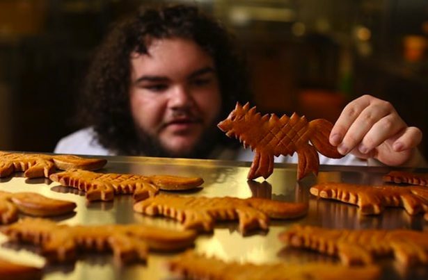 Ben Hawkey (Hot Pie) con panes de Game of Thrones
