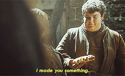 Hot Pie regalándole un lobo gigante de pan a Arya