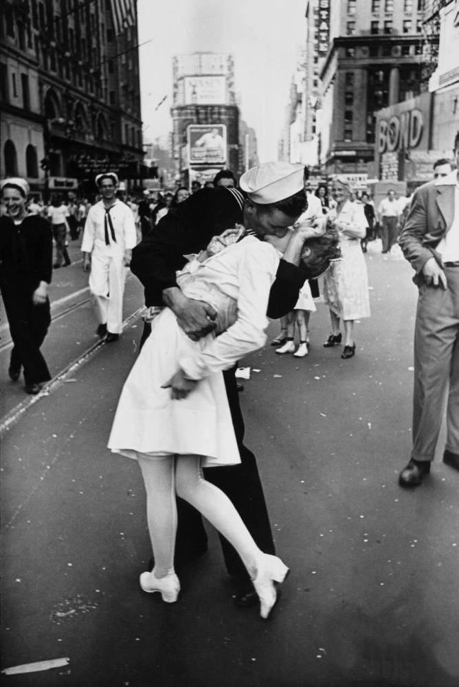 Beso entre marino y enfermera