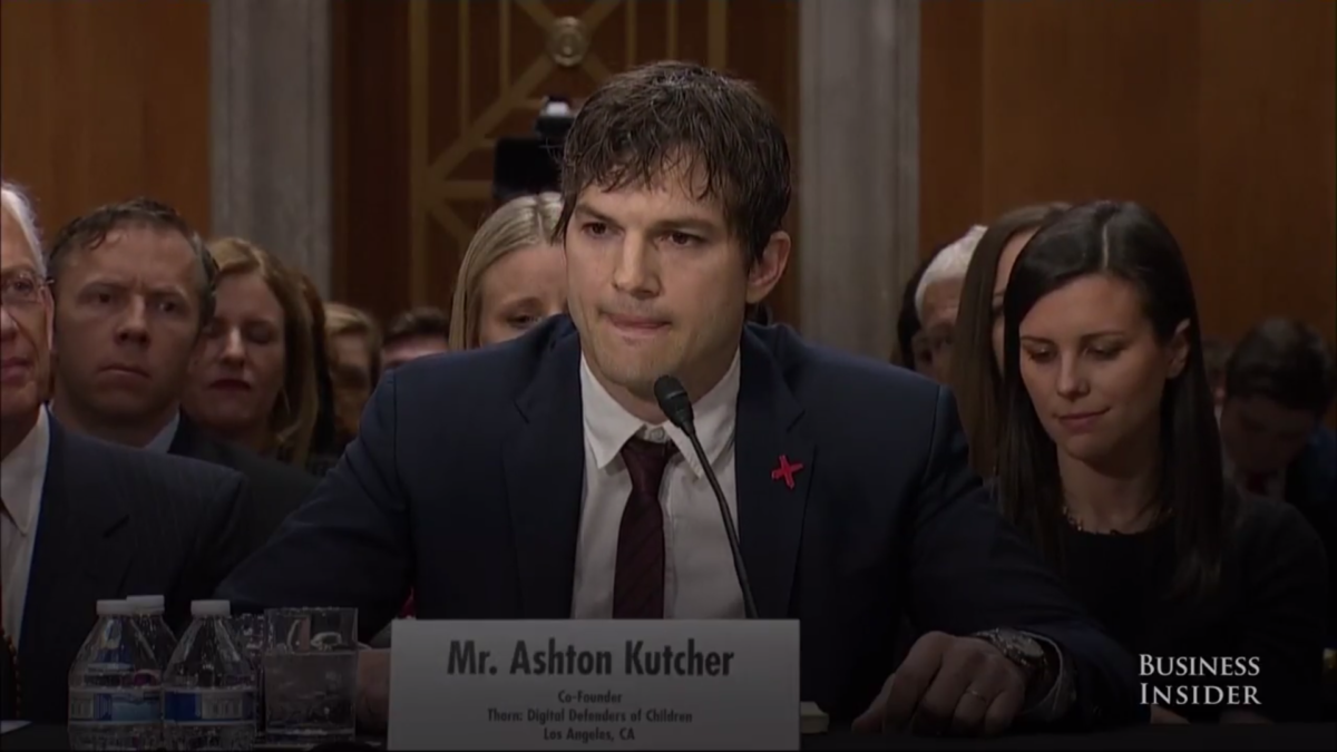 Ashton Kutcher hablando en el ComitÃ© de Relaciones Exteriores del Senado de Estados Unidos