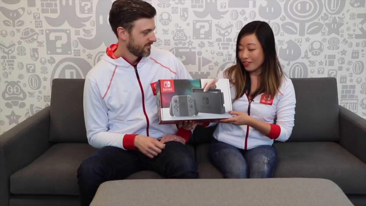 Unboxing de la Switch por Kit Ellis y Krysta Yang en Nintendo Minute