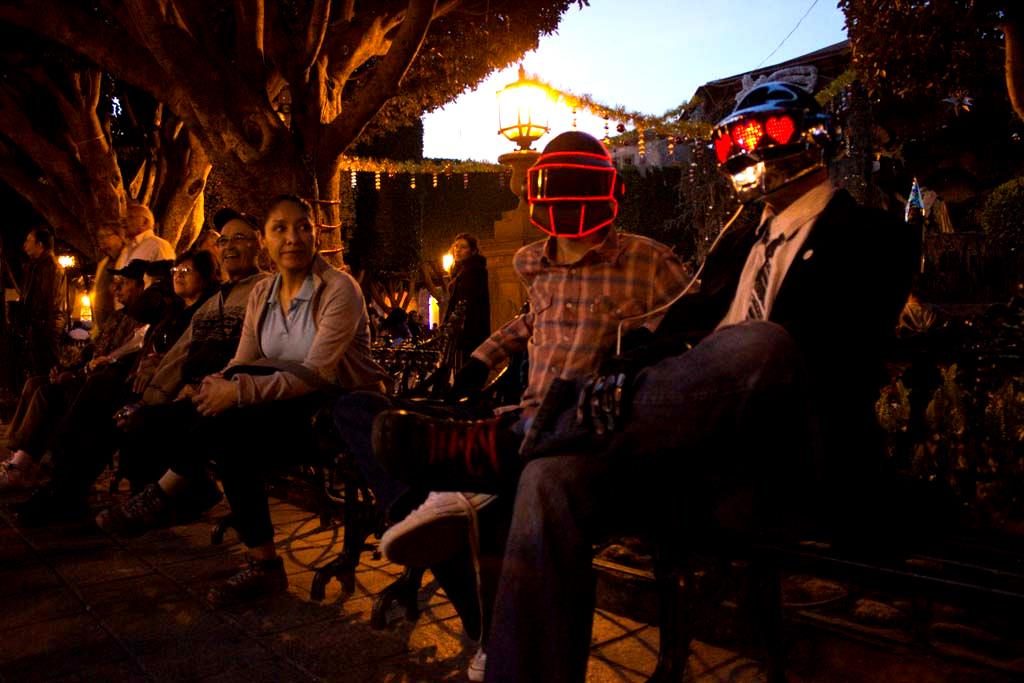 Los increíbles cascos de Daft Punk con arte huichol