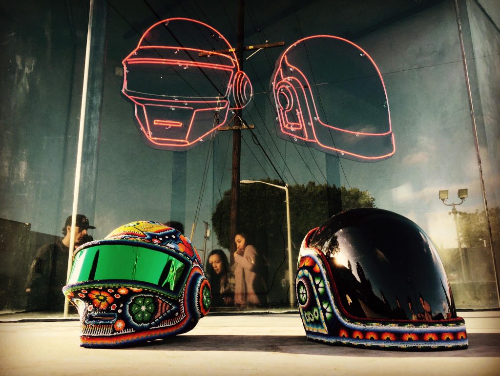 Cascos de Daft Punk con arte huichol