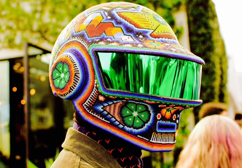 Los increíbles cascos de Daft Punk con arte huichol