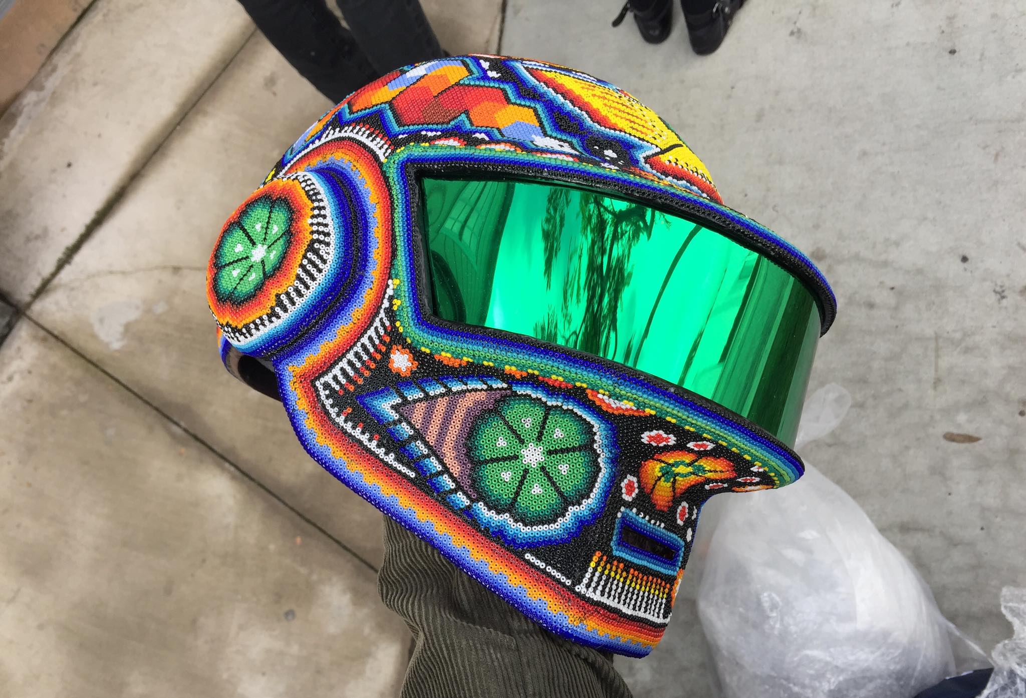 Los increíbles cascos de Daft Punk con arte huichol