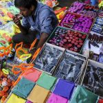 Vendedor de polvo de colores en Mumbai, India