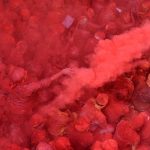 La gente avienta colores durante las celebraciones de Lathmar Holi, en Barsana, India.