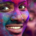 Cubiertos de color en el Festival Holi en Bangalore, India