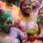 La gente se reúne en Chennai, India para celebrar el Festival Holi