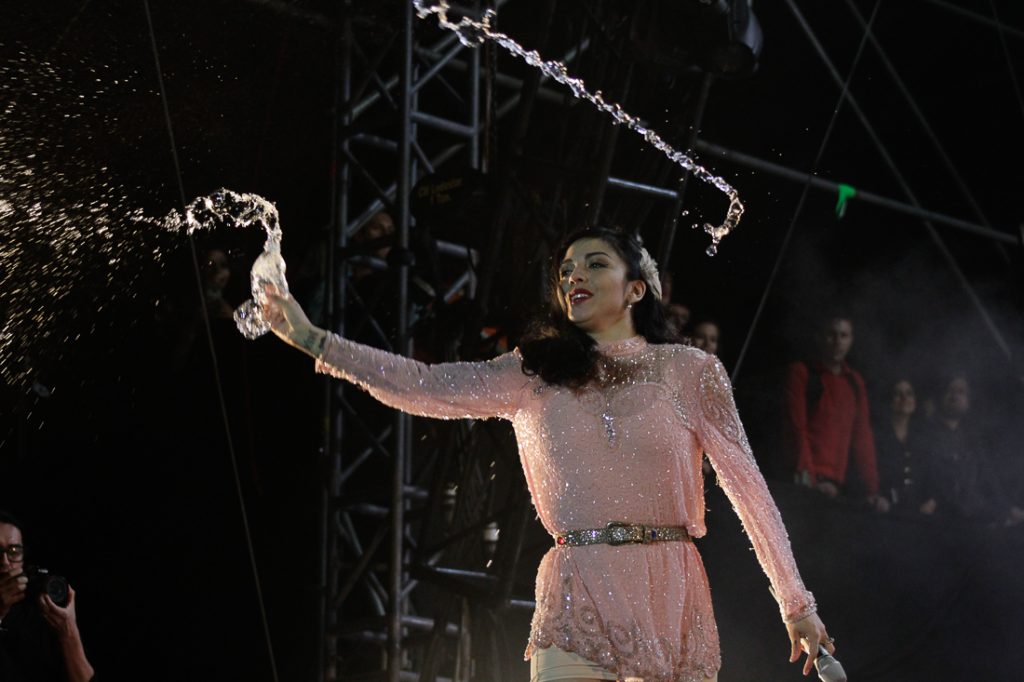 Mon Laferte apoya protestas en Chile cantando Violeta Parra
