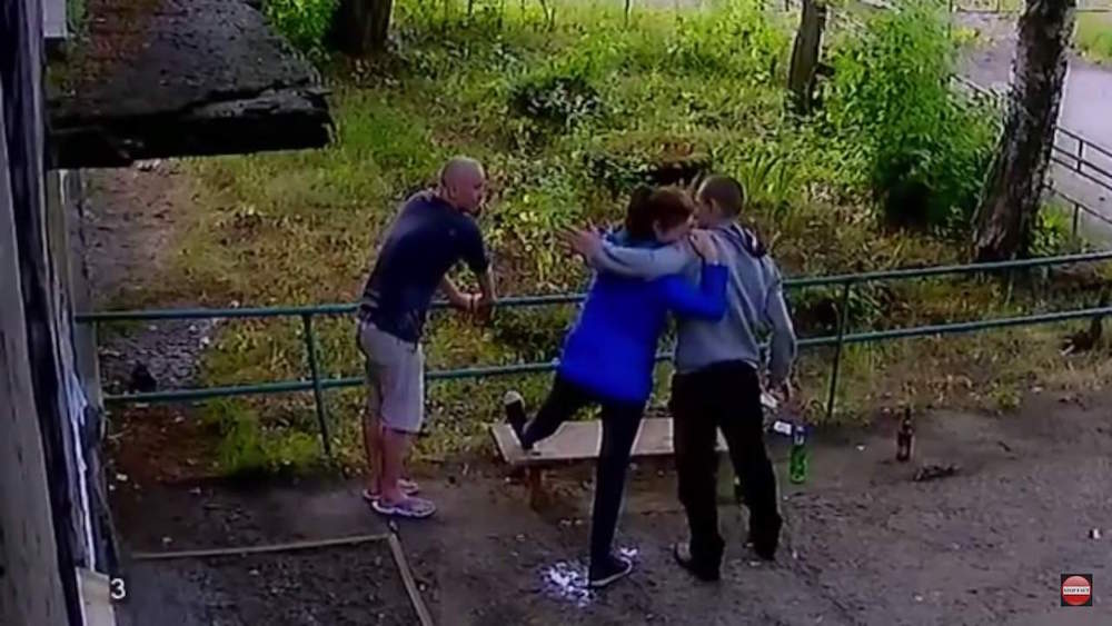 Â¡Una mujer en Rusia pide que sus amigos que le rompan una pierna!