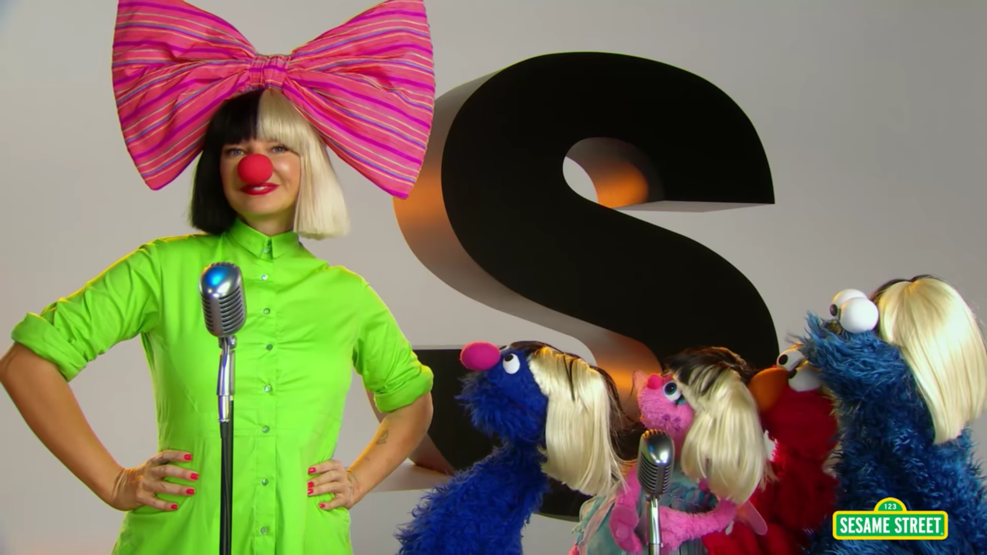 Sia le puso pelucas a Elmo y sus amigos