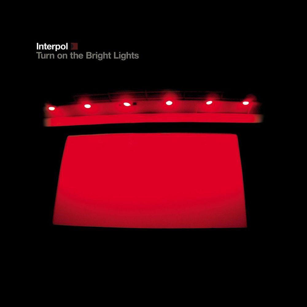 Interpol tocando el Turn On The Bright Lights