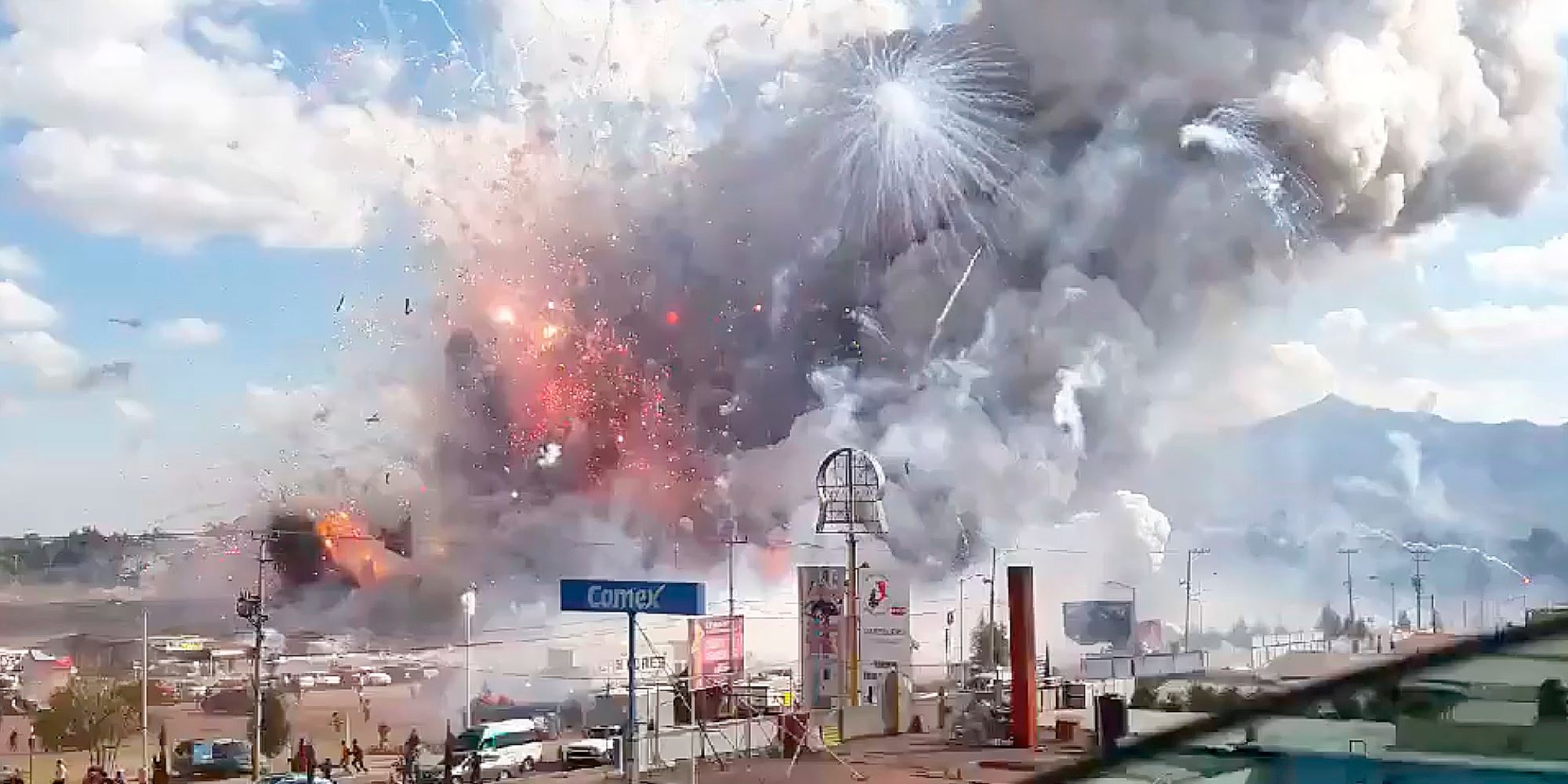 Rinden homenaje las víctimas de la explosión en Tultepec con exhibición de fuegos artificiales