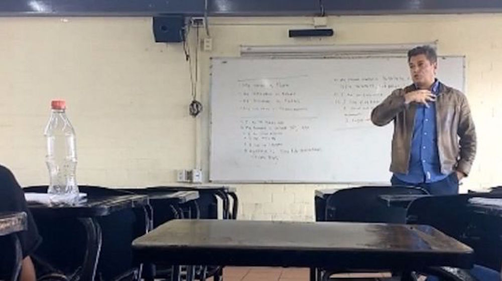 Alumnos de preparatoria graban a profesor dando clases con un tono machista