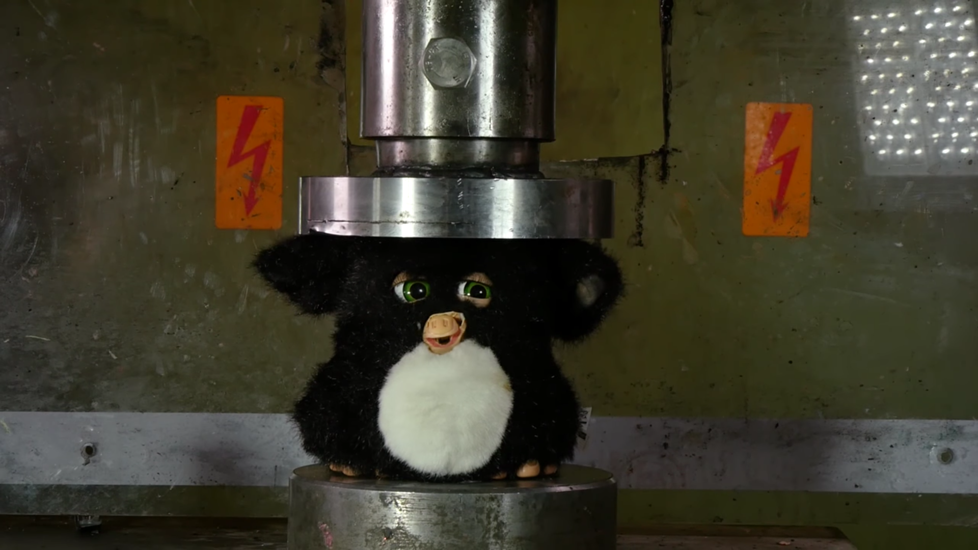 Furby destruÃ­do por prensa hidrÃ¡ulica