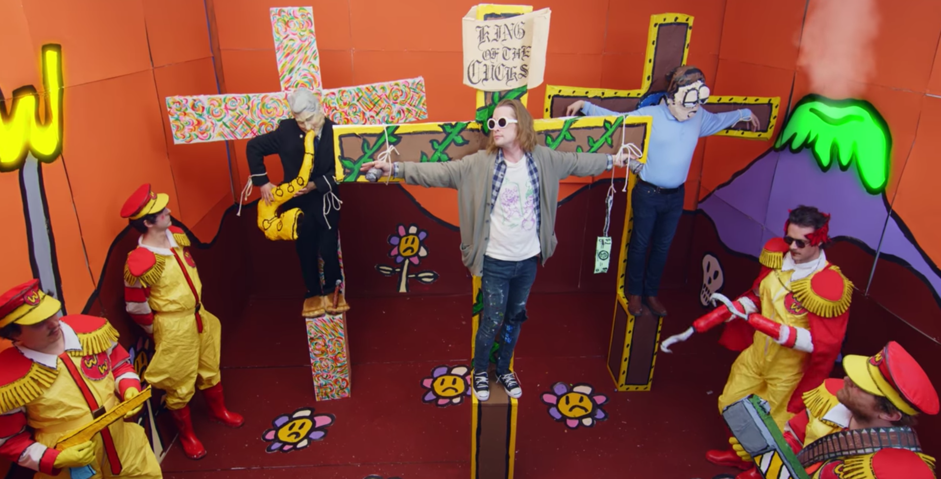 Father John Misty crucifica a Macaulay Culkin, Bill Clinton y Jon Bonachon en su nuevo video