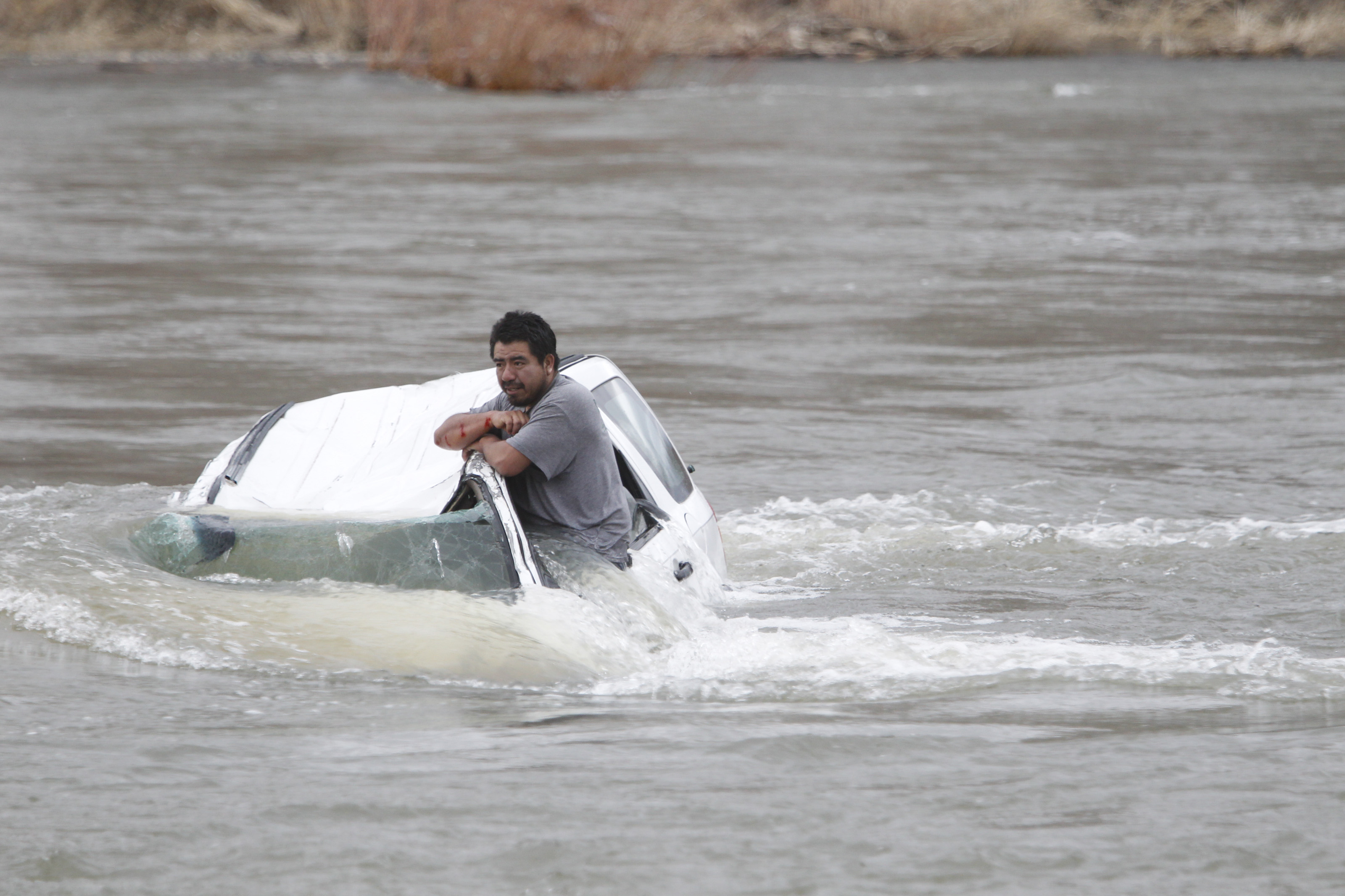 Así puedes escapar de un carro que ha caído al agua