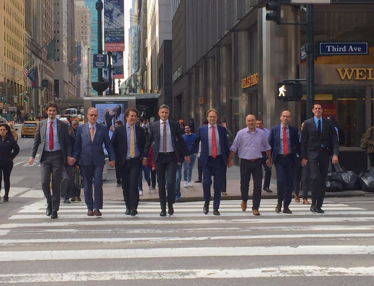 Hombres holandeses de las Naciones Unidas protestando en contra de la violencia hacia la comunidad LGBT en Nueva York