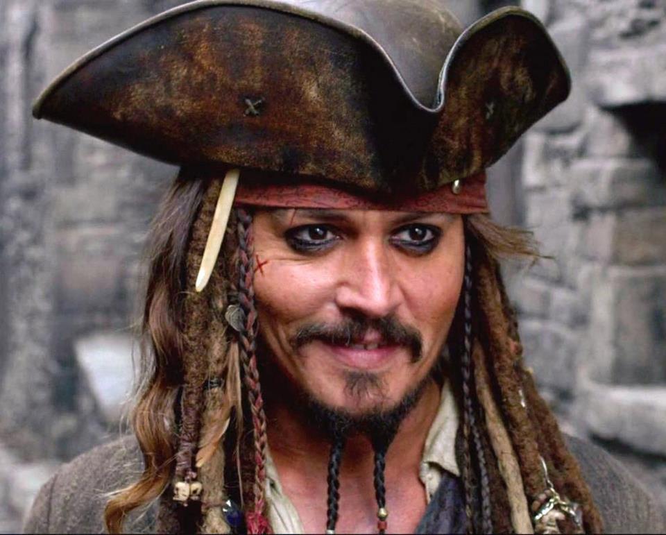 Johnny Depp aparece en Disneyland disfrazado de Jack Sparrow