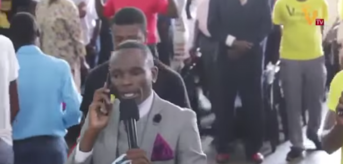 Â¡InsÃ³lito! Un predicador en Ãfrica asegura que puede hablar con Dios por telÃ©fono